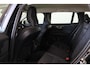 Volvo V60 B3 Essential Edition - IntelliSafe Assist & Surround - Parkeercamera achter - Verwarmde voorstoelen, stuur & achterbank - Parkeersensoren voor & achter - Draadloze tel. lader - Elektr. inklapbare trekhaak - 18' LMV
