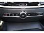 Volvo V60 B3 Essential Edition - IntelliSafe Assist & Surround - Parkeercamera achter - Verwarmde voorstoelen, stuur & achterbank - Parkeersensoren voor & achter - Draadloze tel. lader - Elektr. inklapbare trekhaak - 18' LMV