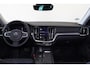 Volvo V60 B3 Essential Edition - IntelliSafe Assist & Surround - Parkeercamera achter - Verwarmde voorstoelen, stuur & achterbank - Parkeersensoren voor & achter - Draadloze tel. lader - Elektr. inklapbare trekhaak - 18' LMV