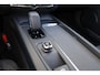 Volvo V60 B3 Essential Edition - IntelliSafe Assist & Surround - Parkeercamera achter - Verwarmde voorstoelen, stuur & achterbank - Parkeersensoren voor & achter - Draadloze tel. lader - Elektr. inklapbare trekhaak - 18' LMV