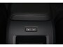 Volvo V60 B3 Essential Edition - IntelliSafe Assist & Surround - Parkeercamera achter - Verwarmde voorstoelen, stuur & achterbank - Parkeersensoren voor & achter - Draadloze tel. lader - Elektr. inklapbare trekhaak - 18' LMV