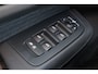 Volvo V60 B3 Essential Edition - IntelliSafe Assist & Surround - Parkeercamera achter - Verwarmde voorstoelen, stuur & achterbank - Parkeersensoren voor & achter - Draadloze tel. lader - Elektr. inklapbare trekhaak - 18' LMV