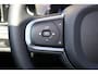 Volvo V60 B3 Essential Edition - IntelliSafe Assist & Surround - Parkeercamera achter - Verwarmde voorstoelen, stuur & achterbank - Parkeersensoren voor & achter - Draadloze tel. lader - Elektr. inklapbare trekhaak - 18' LMV