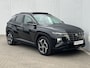Hyundai Tucson 1.6 T-GDI PHEV 265pk Premium Sky 4WD Automaat / Trekgewicht 1.350 kg / Elektrisch Glazen schuif- en kanteldak / Elektrische achterklep / Camera 360° / Apple Carplay & Android Auto / Stuur- en stoelverwarming voor en achter / Stoelverkoeling / Krell Soundsystem / Adaptieve Cruise Control / Parkeersensoren voor en achter / Keyless Entry / Ski-luik