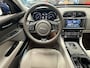 Jaguar XE 2.0 PORTFOLIO LEDER NAVIGATIE CRUISE CONTROL GLAZEN SCHUIF/KANTELDAK KEYLESS GO RIJSTROOKSENSOREN ACHTERUITRIJCAMERA AFN. TREKHAAK ZEER MOOI !! Brgl