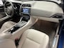 Jaguar XE 2.0 PORTFOLIO LEDER NAVIGATIE CRUISE CONTROL GLAZEN SCHUIF/KANTELDAK KEYLESS GO RIJSTROOKSENSOREN ACHTERUITRIJCAMERA AFN. TREKHAAK ZEER MOOI !! Brgl