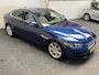 Jaguar XE 2.0 PORTFOLIO LEDER NAVIGATIE CRUISE CONTROL GLAZEN SCHUIF/KANTELDAK KEYLESS GO RIJSTROOKSENSOREN ACHTERUITRIJCAMERA AFN. TREKHAAK ZEER MOOI !! Brgl