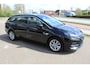 Opel Astra Sports Tourer 1.2-110pk Elegance. Ruime, sportieve, luxe en degelijke gezinswagen ! Autm. airco, stoel- en stuurwiel verw., LED verl., camera, parkeersens. v+a, metallic lak, LM wielen, Apple carplay/Android auto, navigatie, telefoonvoorb., cruise cntrl etc.