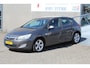 Opel Astra 1.4 Turbo Edition APK t/m 11-10-2025!!MEENEEMPRIJS!!/Airco/Cruise control/Parkeersensoren/Multifunctioneel stuurwiel/Spraakbediening/Radio-CD speler/Bluetooth/Trekhaak/17'' Lichtmetalen velgen/Elektrisch verstelbare spiegels/Elektrische ramen.