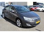Opel Astra 1.4 Turbo Edition APK t/m 11-10-2025!!MEENEEMPRIJS!!/Airco/Cruise control/Parkeersensoren/Multifunctioneel stuurwiel/Spraakbediening/Radio-CD speler/Bluetooth/Trekhaak/17'' Lichtmetalen velgen/Elektrisch verstelbare spiegels/Elektrische ramen.