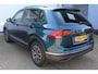 Volkswagen Tiguan 1.4 TSI eHybrid Life Edition | Achteruitrijcamera | Digital cockpit | Adaptieve cruise controle | Climate controle | Parkeersensoren V+A | Elektrische kofferklep | Keyless entry/start | Navigatie | Apple CarPlay/Android Auto | Schakelmogelijkheid aan stuurwiel |