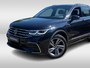 Volkswagen Tiguan 1.5 TSI R-Line / Digital Cockpit Pro / Parkeersensoren vóór en achter / Getint Glas / 19'' LMV / VW