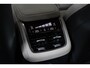Volvo XC90 T8 455PK Plug-in hybrid AWD Ultra Dark | Bowers & Wilkins Premium Audio | Luchtvering | Donkergetint Glas | Geperforeerd Nappa Leder | Stoelventilatie | Google infotainment | Stoelverwarming | 360° Parkeercamera |