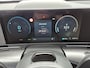 Hyundai Kona Electric Premium TT 65.4 kWh Automaat / Two Tone / Accu SoH 100% / HUD / CCS snelladen / Stuur- en Stoelverwarming / Stoelventilatie voor / Warmtepomp / Rondomzicht camera / Adaptief cruise control / Drie fase laden /