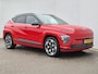 Hyundai Kona Electric Premium TT 65.4 kWh Automaat / Two Tone / Accu SoH 100% / HUD / CCS snelladen / Stuur- en Stoelverwarming / Stoelventilatie voor / Warmtepomp / Rondomzicht camera / Adaptief cruise control / Drie fase laden /