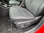 Hyundai Kona Electric Premium TT 65.4 kWh Automaat / Two Tone / Accu SoH 100% / HUD / CCS snelladen / Stuur- en Stoelverwarming / Stoelventilatie voor / Warmtepomp / Rondomzicht camera / Adaptief cruise control / Drie fase laden /