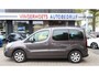 Citroën Berlingo 110 Pk Benzine * 5-Persoons * Hoge Zit * Luxe Uitvoering * Navigatie * Achteruitrij Camera * Voor en Achter ook Parkeer Sensoren * Cruise & Climate Control * Distributieriem 2024 Vervangen * Apple Car Play * Vingerhoets; Vierde Generatie Eersteklas Service !