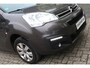 Citroën Berlingo 110 Pk Benzine * 5-Persoons * Hoge Zit * Luxe Uitvoering * Navigatie * Achteruitrij Camera * Voor en Achter ook Parkeer Sensoren * Cruise & Climate Control * Distributieriem 2024 Vervangen * Apple Car Play * Vingerhoets; Vierde Generatie Eersteklas Service !