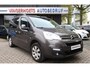 Citroën Berlingo 110 Pk Benzine * 5-Persoons * Hoge Zit * Luxe Uitvoering * Navigatie * Achteruitrij Camera * Voor en Achter ook Parkeer Sensoren * Cruise & Climate Control * Distributieriem 2024 Vervangen * Apple Car Play * Vingerhoets; Vierde Generatie Eersteklas Service !