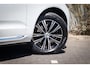 Volvo XC60 B4 Diesel AWD Aut. Inscription | Adaptieve Cruise Control | Dodehoek Detectie | Harman Kardon Audio | Trekhaak | Adaptieve Koplampen | 360 Camera | Getint Glas | Lederen Dashboard | Lederen bekleding