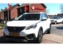 Peugeot 5008 Superluxe 7-Persoons 130 Pk Benzine * Open Schuifdak * 1/2 Lederen Interieur * Voor en Achter Parkeersensoren * Climate & Cruise Control * L.M. Velgen * Apple Car Play & Android Auto voor Google Maps & Spotify * Vingerhoets; Vierde Generatie Eersteklas Service !