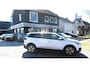 Peugeot 5008 Superluxe 7-Persoons 130 Pk Benzine * Open Schuifdak * 1/2 Lederen Interieur * Voor en Achter Parkeersensoren * Climate & Cruise Control * L.M. Velgen * Apple Car Play & Android Auto voor Google Maps & Spotify * Vingerhoets; Vierde Generatie Eersteklas Service !