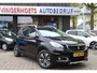 Peugeot 2008 130 Pk Benzine * Luxe Allure * Zwart * Navigatie * 1/2 Lederen Interieur * Achteruitrij Camera & Parkeer Sensoren * Climate & Cruise Control * Vingerhoets; Vierde Generatie Eersteklas Service !