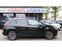 Peugeot 2008 130 Pk Benzine * Luxe Allure * Zwart * Navigatie * 1/2 Lederen Interieur * Achteruitrij Camera & Parkeer Sensoren * Climate & Cruise Control * Vingerhoets; Vierde Generatie Eersteklas Service !