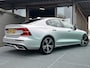 Volvo S60 2.0 B4 R-Design , Automaat , Adaptive Cruise , Trekhaak , Stoelen+Stuur+Achterbank Verwarmd , Camera , Carplay , BLIS , DAB , Elek. Verstelbare Stoelen Met Geheugen , Standkackel , Voorruit Verwarmd ,