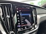 Volvo S60 2.0 B4 R-Design , Automaat , Adaptive Cruise , Trekhaak , Stoelen+Stuur+Achterbank Verwarmd , Camera , Carplay , BLIS , DAB , Elek. Verstelbare Stoelen Met Geheugen , Standkackel , Voorruit Verwarmd ,