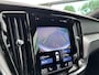 Volvo S60 2.0 B4 R-Design , Automaat , Adaptive Cruise , Trekhaak , Stoelen+Stuur+Achterbank Verwarmd , Camera , Carplay , BLIS , DAB , Elek. Verstelbare Stoelen Met Geheugen , Standkackel , Voorruit Verwarmd ,