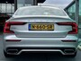 Volvo S60 2.0 B4 R-Design , Automaat , Adaptive Cruise , Trekhaak , Stoelen+Stuur+Achterbank Verwarmd , Camera , Carplay , BLIS , DAB , Elek. Verstelbare Stoelen Met Geheugen , Standkackel , Voorruit Verwarmd ,