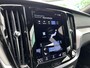 Volvo S60 2.0 B4 R-Design , Automaat , Adaptive Cruise , Trekhaak , Stoelen+Stuur+Achterbank Verwarmd , Camera , Carplay , BLIS , DAB , Elek. Verstelbare Stoelen Met Geheugen , Standkackel , Voorruit Verwarmd ,