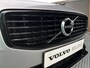 Volvo S60 2.0 B4 R-Design , Automaat , Adaptive Cruise , Trekhaak , Stoelen+Stuur+Achterbank Verwarmd , Camera , Carplay , BLIS , DAB , Elek. Verstelbare Stoelen Met Geheugen , Standkackel , Voorruit Verwarmd ,