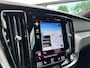 Volvo S60 2.0 B4 R-Design , Automaat , Adaptive Cruise , Trekhaak , Stoelen+Stuur+Achterbank Verwarmd , Camera , Carplay , BLIS , DAB , Elek. Verstelbare Stoelen Met Geheugen , Standkackel , Voorruit Verwarmd ,