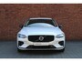 Volvo V60 T6 Automaat AWD Ultimate Dark | Elektrisch Panorama-Dak | Getint Glas Achter | Verwarmbare Voor en Achterstoelen | 19 inch Lichtmetalen Velgen | Apple Carplay/Android Auto | Navigatiesysteem | Keyless Entry | Achteruitrijcamera | Parkeersensoren | Rijstrooksensor Met Correctie | Adaptieve Cruise Control | Dodehoekdetectie Met Correctie | Electronic Climate Control