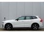 Volvo XC60 T6 Recharge AWD R-Design | Elektrisch Glazen Panorama-Dak | Adaptieve Koplampen | Adaptieve Cruise Control | Standkachel | Parkeersensoren | Achteruitrijcamera | Elektrisch Verstelbare Voorstoelen met Geheugen | Navigatiesysteem | Electronic Climate Control