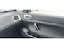 Peugeot 307 CC 1.6-16V met nieuwe apk tot 5-2-26 ,cruise control, airco,16 inch lm velgen, metallic lak