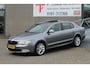 Skoda Superb 1.8 TSI Ambition Business Line AUTOMAAT/Schuif-kantel dak/Navigatie/Climate control/Parkeersensoren rondom/Cruise control/Trekhaak/Bluetooth/Radio-CD speler/17'' Lichtmetalen velgen/Multifunctioneel stuurwiel/Elektrische ramen/Elektrisch inklapbare spiege