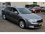 Skoda Superb 1.8 TSI Ambition Business Line AUTOMAAT/Schuif-kantel dak/Navigatie/Climate control/Parkeersensoren rondom/Cruise control/Trekhaak/Bluetooth/Radio-CD speler/17'' Lichtmetalen velgen/Multifunctioneel stuurwiel/Elektrische ramen/Elektrisch inklapbare spiege