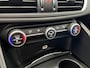 Alfa Romeo Giulia 2.9 V6 Quadrifoglio | 560Pk | LM Velgen 19" | Navigatie | Achteruitrijcamera | Cruise Control | Bi-Xenon Koplampen | Carbon Pakket! |