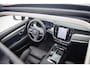 Volvo V90 T6 Plug-in hybrid AWD Ultra Dark | Trekhaak | Adaptieve Cruise Control | BLIS Dodehoek Detectie | Head-Up Display | 360 Camera | Black Pack | Adaptieve Koplampen | Harman Kardon Audio | Extra Getint Glas Achter