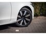 Volvo V90 T6 Plug-in hybrid AWD Ultra Dark | Trekhaak | Adaptieve Cruise Control | BLIS Dodehoek Detectie | Head-Up Display | 360 Camera | Black Pack | Adaptieve Koplampen | Harman Kardon Audio | Extra Getint Glas Achter