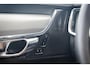 Volvo V90 T6 Plug-in hybrid AWD Ultra Dark | Trekhaak | Adaptieve Cruise Control | BLIS Dodehoek Detectie | Head-Up Display | 360 Camera | Black Pack | Adaptieve Koplampen | Harman Kardon Audio | Extra Getint Glas Achter