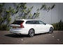 Volvo V90 T6 Plug-in hybrid AWD Ultra Dark | Trekhaak | Adaptieve Cruise Control | BLIS Dodehoek Detectie | Head-Up Display | 360 Camera | Black Pack | Adaptieve Koplampen | Harman Kardon Audio | Extra Getint Glas Achter