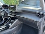 Peugeot 208 Hybrid 110 PK Allure Automaat € 5000,- DEMO VOORDEEL | NETTO DEAL | Hybride Elektrisch rijden met Automaat | Dodehoek detectie | Navigatie via Telefoon | Parkeercamera 360 graden | LED Verlichting | Apple Carplay/Android Auto | Lichtmetalen Velgen | Cruise & Climate Control |