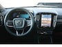Volvo C40 Single Motor Extended Range Plus l Warmtepomp l Adaptieve Cruise Control met Pilot Assist l Blind Spot Information System l Panoramadak l Verwarmbare voorstoelen l Verwarmbaar stuurwiel l Park Assist voor + achter met camera l 2-zone Electronic Climate Control l DAB+ l Google Infotainment System l Draadloos laden telefoon l Extra getint glas l 20 inch lichtmetalen wielen