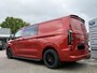 Ford Transit Custom 300 2.0 TDCI L2H1 Limited DC | SCI | 136pk | Dubbele Cabine | Artisan Red | Trekhaak | Dubbele Schuifdeur | Bijrijdersbank | Sidesteps | Bumperpakket | Zwarte velgen | Stoelverwarming | Camera