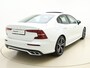 Volvo S60 B4 211pk R-Design / Styling kit / HUD /  Panorama dak / Stand kachel / H&K audio / 360 camera / Trekhaak /