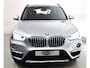 BMW X1 sDrive18i Harman Kardon-Leder elec koffer- elec stoelen met geheugen- keyless start- inst- HUD Leder bekleding- stoelverw- cruisec- multystuur- botswaarsch